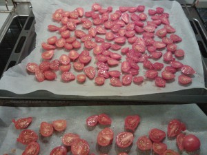 Tomater på bagepapir.